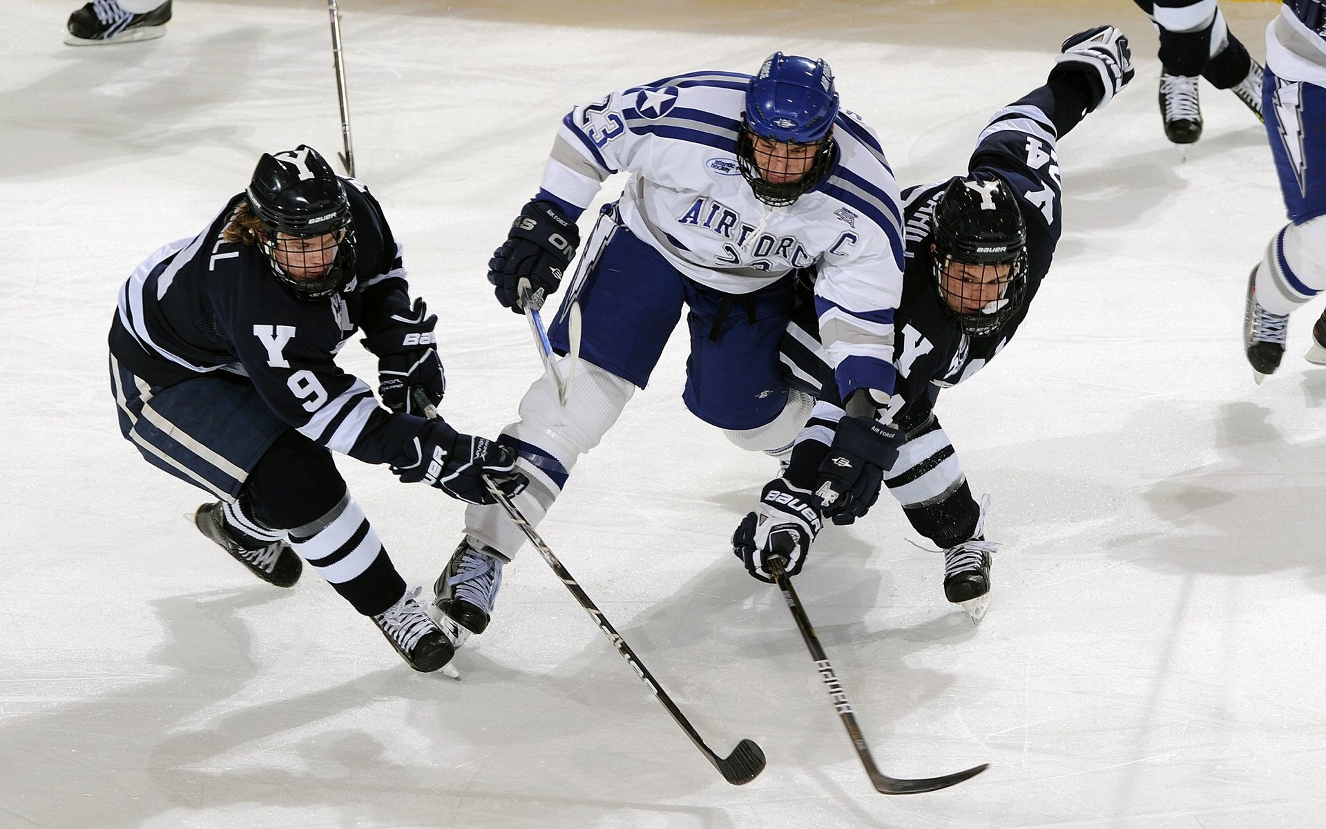 青年队赛前召开心理疏导会议帮助球员缓解比赛压力，赛前心理训练主要调整